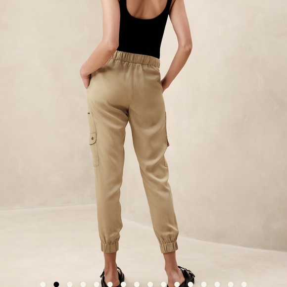 Banana Republic Factory Cargo Jogger Tan Size Medium - Picture 9 of 10